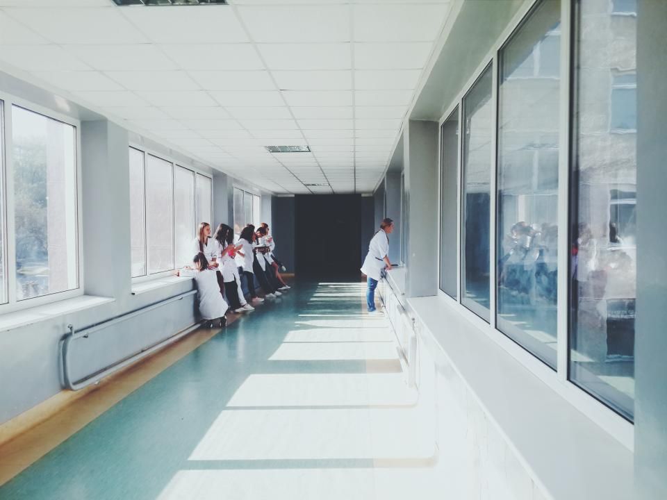 كوادر طبية في ممر مستشفى ضمن شبكة هيلترب | Medical staff in a hospital within the HealTrip network