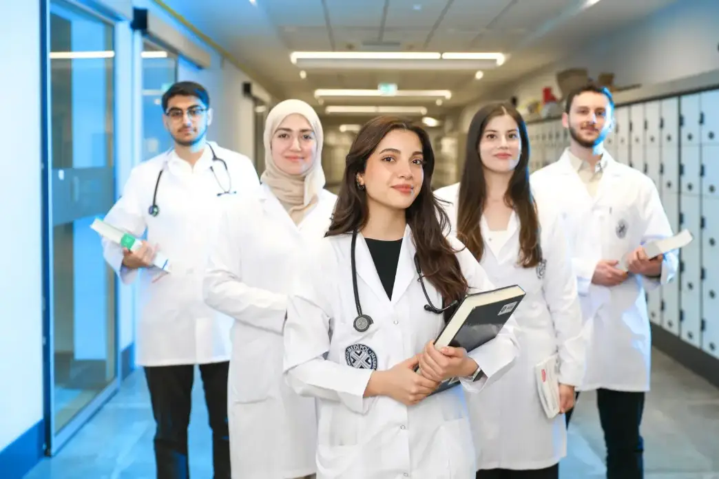 أطباء يناقشون حالة معًا